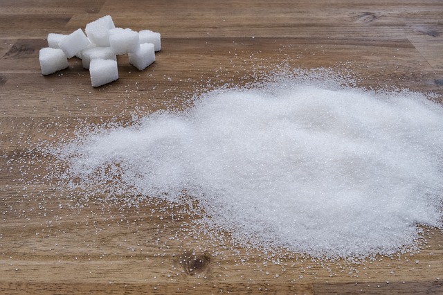  Zucker, der aus Zuckerrüben gewonnen wird, wird normalerweise in Form von weißen Kristallen angeboten, die zuvor gereinigt oder raffiniert wurden. Während der Produktionsprozesse wird die so genannte Melasse, d.h. brauner Sirup, in dessen Zusammensetzung wir zahlreiche Nährstoffe finden. abgesondert. Das Ergebnis ist ein Produkt, das in den Verkaufsregalen zu finden ist – Disaccharid, das zu 99 % für den auf dem Markt erhältlichen Zucker steht. Er wird vor allem zum Süßen von kalten und heißen Getränken sowie zur Zubereitung von Desserts, Gebäck und verschiedenen Obstprodukten verwendet. Zusammen mit weißem Zucker versorgen wir unseren Körper mit leeren Kalorien und liefern uns eine Energieladung, die nur für kurze Zeit ausreicht. Aus diesem Grund wird heute viel über verschiedene Ersatzmittel gesprochen. Heutzutage hören wir immer häufiger von den negativen Folgen, die der übermäßige Zuckerkonsum in unserem Körper verursacht. Er wirkt vor allem auf unsere Zähne und führt zu Störungen biochemischer Prozesse, die im reifen Alter zu chronischer Müdigkeit und schweren Erkrankungen führen können. Ein übermäßiger Konsum kann auch zu Diabetes und Fettleibigkeit führen. Auf der anderen Seite begünstigt Zucker in unserem Körper die Produktion von Neurotransmittern wie Dopamin oder dem sogenannten Glückshormon Serotonin. Es ist sehr wichtig, dass Sie sich beim Verzehr von Zucker vor allem der Konsequenzen bewusst sind, die ein übermäßiger Verbrauch mit sich bringen kann. Wenn wir ab und zu nach Serotonin in den weißen Kristallen greifen, können wir uns etwas Süße ohne Sorgen erlauben. 