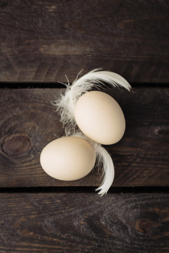  Eier. In einem jahrhundertealten Kampf geht es um Eier, und es geht nicht um den jedem bekannten Konflikt, ob Huhn oder Ei zuerst existierte. Es geht jedoch darum, ob wir Eier ohne Hemmungen essen sollten bzw. ob ihr Verbrauch kontrolliert werden sollte, da sie negative Auswirkungen auf den Körper haben können. Was hat es eigentlich mit diesen Eiern auf sich? Fördern sie den Gewichtsverlust, oder verursachen sie einen Anstieg des Cholesterinspiegels? Den neuesten Studien zufolge kann und soll jeder Eier essen, aber nicht uneingeschränkt. Personen, deren Cholesterinspiegel erhöht ist, sollten die magische Zahl 3 nicht überschreiten, und im Prinzip geht es hauptsächlich um das Eigelb, da dies für alle negativen Auswirkungen verantwortlich ist. Was die Vorteile angeht, so ist die Liste in diesem Fall lang. Eier enthalten hauptsächlich Lecithin, das emulgierende Eigenschaften hat, was vereinfacht bedeutet, dass es sich um einen Fettfänger handelt. Außerdem wirkt es sich positiv auf die Leberfunktion aus und verhindert die Bildung der Gallenblase sowie unseres Nervensystems. Eier sind auch eine Quelle für Eiweiß und zahlreiche Vitamine und Mineralstoffe, die die Funktion unseres Körpers verbessern. Ihr Einsatz in der Küche ist unbegrenzt. Sie können sie in verschiedenen Formen verzehren: weich, hart, als Zutat von Pasten zum Brotaufstrich sowie als Zusatz zu Salaten oder Suppen. Sie bilden die Grundlage für einen Teig, der zur Zubereitung von Teigwaren und verschiedenen Backwaren verwendet wird. Interessanterweise werden sie seit Jahrhunderten in der häuslichen Pflege verwendet. Die Zugabe von Eigelb zu einer Maske wirkt hervorragend bei Haaren, nährt sie und verleiht ihnen Glanz. Es hat auch eine gute Wirkung auf die Haut. Im Internet finden wir zahlreiche Rezepte für Masken, die je nach den sonstigen Inhaltsstoffen eine verjüngende, beruhigende und reinigende Wirkung haben. Beim Einkauf ist es wichtig, Eier von guter Qualität zu wählen. Natürlich ist es am besten, nach Produkten zu greifen, deren Herkunft uns bekannt ist. Wenn Sie diese Möglichkeit jedoch nicht haben, sollten Sie in den Geschäften diejenigen auswählen, deren Nummer auf der Schale Null ist. 
