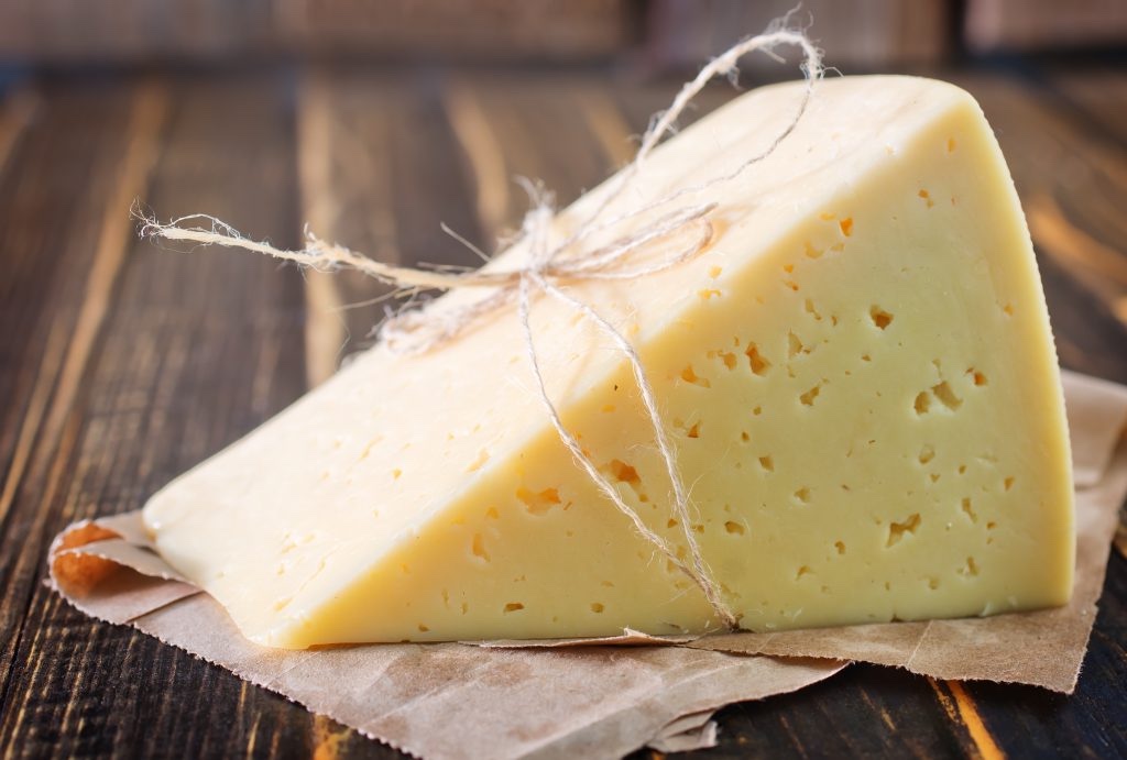  Der italienische Käse Fontina wird aus nicht pasteurisierter Kuhmilch hergestellt. Er zeichnet sich durch einen delikaten Geschmack und eine außergewöhnlich cremige Konsistenz aus. Bereits nach einem Bissen dieses Milchproduktes werden wir direkt nach Valle d’Aosta versetzt, wo der schmackhafteste Käse dieser Art hergestellt wird. Diese Meinung ist nicht subjektiv, da der italienische Original-Fontina, der von hier stammt, 1996 mit dem DOP-Zertifikat für den Schutz traditioneller und zuverlässiger Produktionsmethoden geehrt wurde. Für die Herstellung von Fontina wird Vollfettmilch verwendet, die ausschließlich von Kühen stammt, die unter speziellen Bedingungen gehalten werden. Dadurch liefern sie ein Ausgangsmaterialvon hervorragender Qualität, das sich ideal für die Herstellung aller Milchprodukte eignet. Die Herstellung von Fontina beginnt mit dem Erhitzen der Milch, die dann, mit Lab verfeinert, zum Quark gerinnt. Anschließend wird er weiterverarbeitet, bis der fertige Käse schließlich in den in Felsen eingelassenen Kellern abgelegt wird, in denen perfekte Alterungsbedingungen herrschen. Dort verbringt er 3 bis 7 Monate, um endlich auf unsere Tische zu gelangen. Dieser aromatische, leicht gelbe Käse mit wenigen Löchern eignet sich wunderbar als Snack. Seine zarten Walnuss- und Honignoten passen perfekt zu gutem Rotwein mit vollem Bouquet. Durch die leichte Schmelzbarkeit eignet sich Fontina auch bestens zum Kochen oder Backen. Dieses Merkmal von Fontina wird auch mit seinem Namen bezeichnet, weil das Verb „fondere“ auf Italienisch schmelzen bedeutet. 