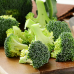  Brokkoli, auch Spargelkohl genannt, ist eine Quelle von unzähligen Nährstoffen und guten  Eigenschaften. Aufgrund des niedrigen Kalorienwertes und des hohen Ballaststoffgehalts sollte er vor allem von denjenigen verzehrt werden, die versuchen, in ihrem Leben eine ausgewogene, von kalorienarme Diät zu halten und dabei den Körper mit allen notwendigen Werten zu versorgen. In 100 g dieses grünen Gemüses sind nur 35 kcal enthalten. Brokkoli eignet sich perfekt als Zusatz für Fleisch, wenn Sie für sich und Ihre Angehörigen eine nahrhafte  Mahlzeit zubereiten möchten. Er eignet sich auch als Zusatz für frische Salate und als Hauptzutat einer gesunden Cremesuppe. Neben dem unschätzbaren Geschmack bringt der Verzehr von Brokkoli eine Reihe an verschiedenen positiven Wirkungen mit sich, die wir in unserem Körper beobachten können. Brokkoli schützt uns aufgrund der darin enthaltenen Antioxidantien vor Krebs, Anämie oder Magengeschwüren. Er wirkt sich positiv auf das Sehvermögen aus und hilft, den Blutzuckerspiegel zu regulieren. Aus diesem Grund ist er besonders für Menschen mit Diabetes empfehlenswert. Aufgrund des hohen Gehalts an Vitamin C kann der Verzehr von Brokkoli nicht nur zur Stärkung der Gelenke, sondern auch zur Erhöhung ihrer Flexibilität beitragen. Die neuesten Studien haben sogar nachgewiesen, dass Brokkoli, der dauerhaft in die Ernährung einbezogen wurde, Symptome von Autismus lindern kann. Damit Sie alle positiven Eigenschaften von Brokkoli so gut wie möglich genießen können, sollten Sie wissen, wie man ihn zubereitet. Die Kochzeit sollte zwischen zwei und fünf Minuten liegen. Wenn Sie Brokkoli dünsten, genügen 3 bis 4 Minuten, um die Blüten für den Verzehr geeignet und gleichzeitig etwas knusprig zu machen. Dieses Gemüse kann je nach Vorlieben auch gebraten und sogar blanchiert werden. Brokkoli ist ein Gemüse, aus dem Sie viele verschiedene Gerichte zubereiten können. Die beliebtesten Gerichte mit Brokkoli sind verschiedene Suppen, Salate und Pfannkuchen. Alle werden hauptsächlich aus den grünen Blütenständen des Brokkoli hergestellt. In der Küche können Sie jedoch auch die Stängel verwenden, die dem Gericht einen delikaten, leichten Spargelgeschmack verleihen. Diese sollten jedoch etwas länger gekocht werden. Rezepte mit Brokkoli empfehlen oft das Dämpfen. Kein Wunder, dass das Gemüse dann die wertvollsten Nährstoffe bewahrt. Empfehlenswert sind auch Brokkoli-Gerichte mit Keimlingen, die sowohl zu kalten als auch zu warmen Speisen passen. Mit Brokkoli können Sie sowohl einen leichten Salat als auch eine leckere Pizza oder Quiche zubereiten. Dieses Produkt schmeckt kalt sowie warm serviert. Es passt gut zu anderem Gemüse sowie Fleischprodukten. Es kann Kartoffeln oder Reis ersetzen, die zum Mittagessen serviert werden. 