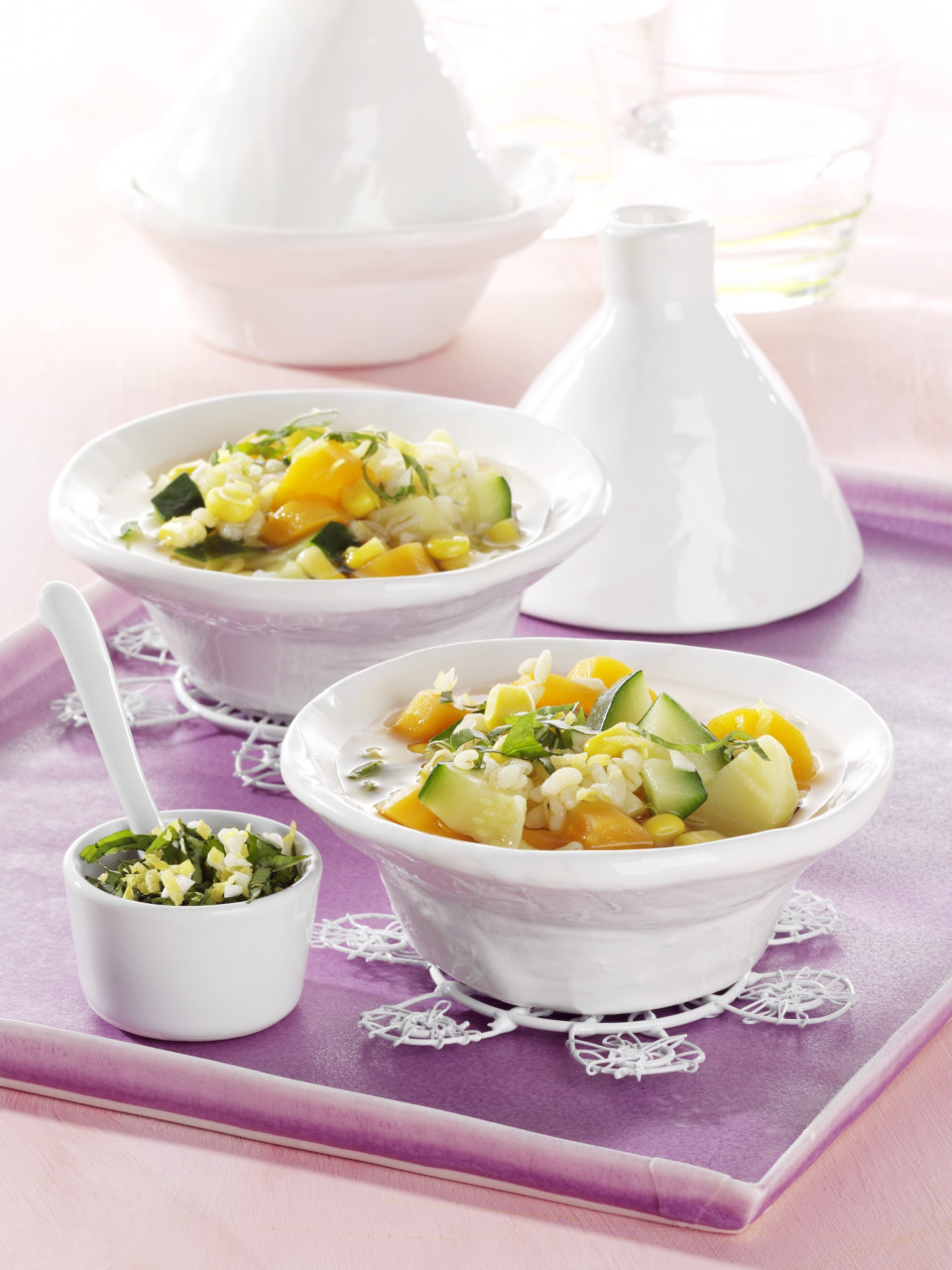 Bio Gemüse-Weizen-Suppe mit Basilikum-Gremolata