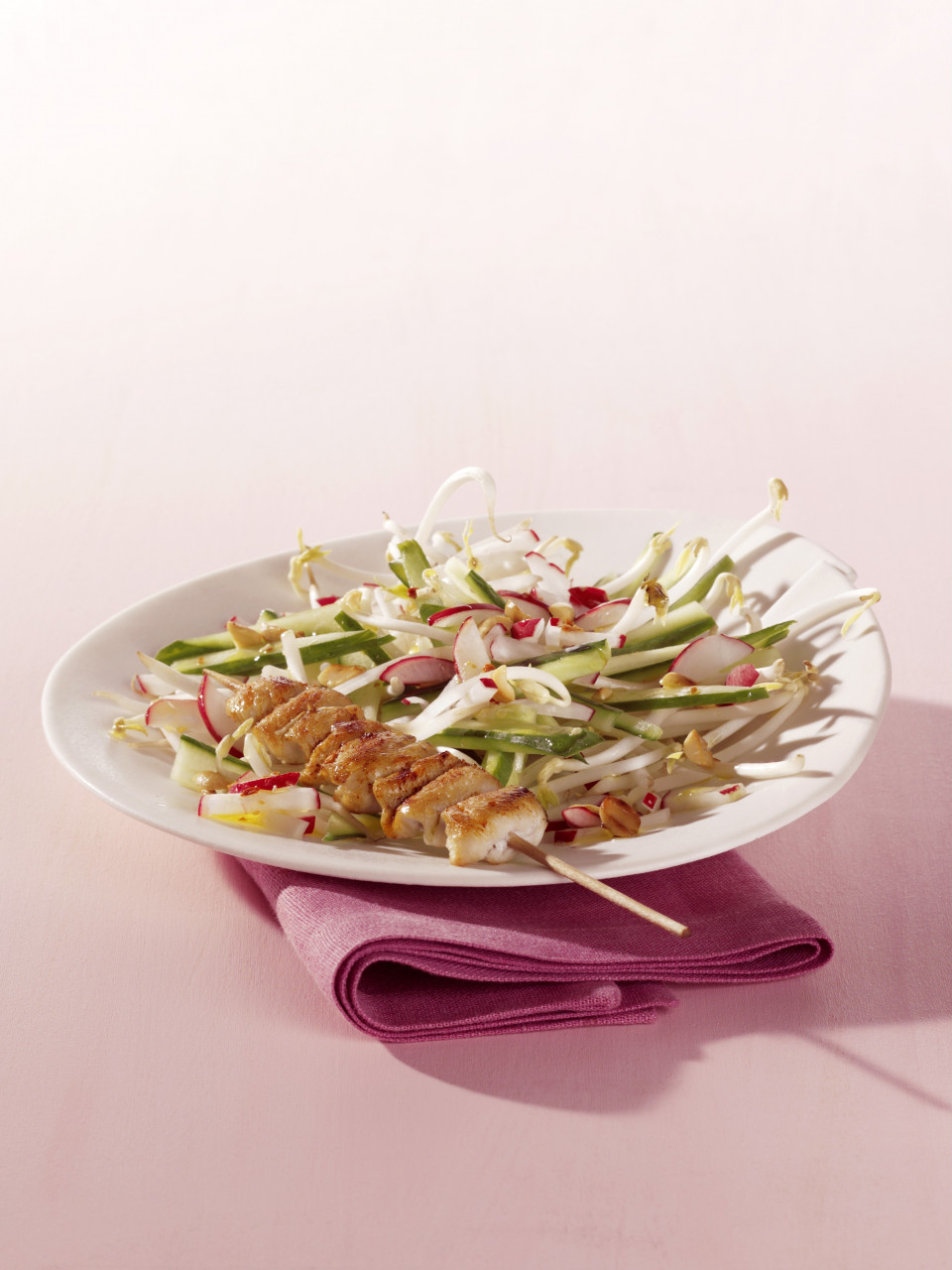 Bio Gurken-Sprossen-Salat mit Hähnchenspießen
