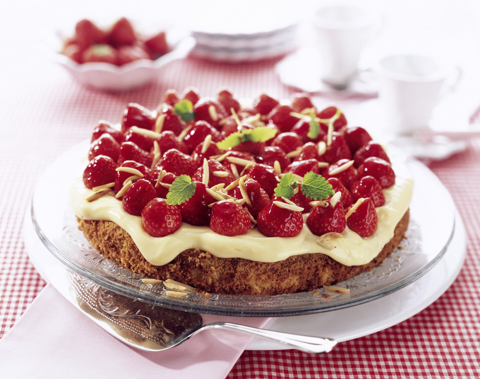 Bio Möhren-Kuchen mit Vanille-Buttercreme und Erdbeeren