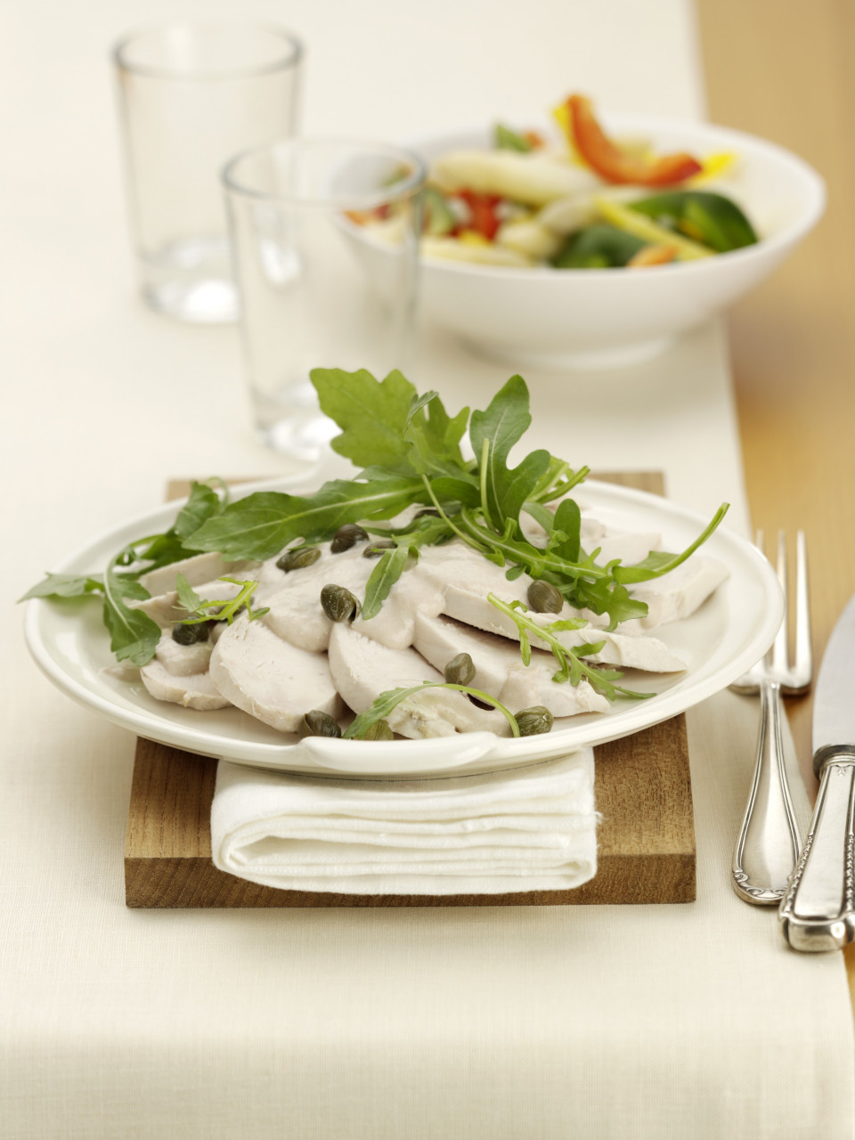Bio Pochiertes Hähnchen mit Thunfischsauce und Spargel-Paprika-Salat