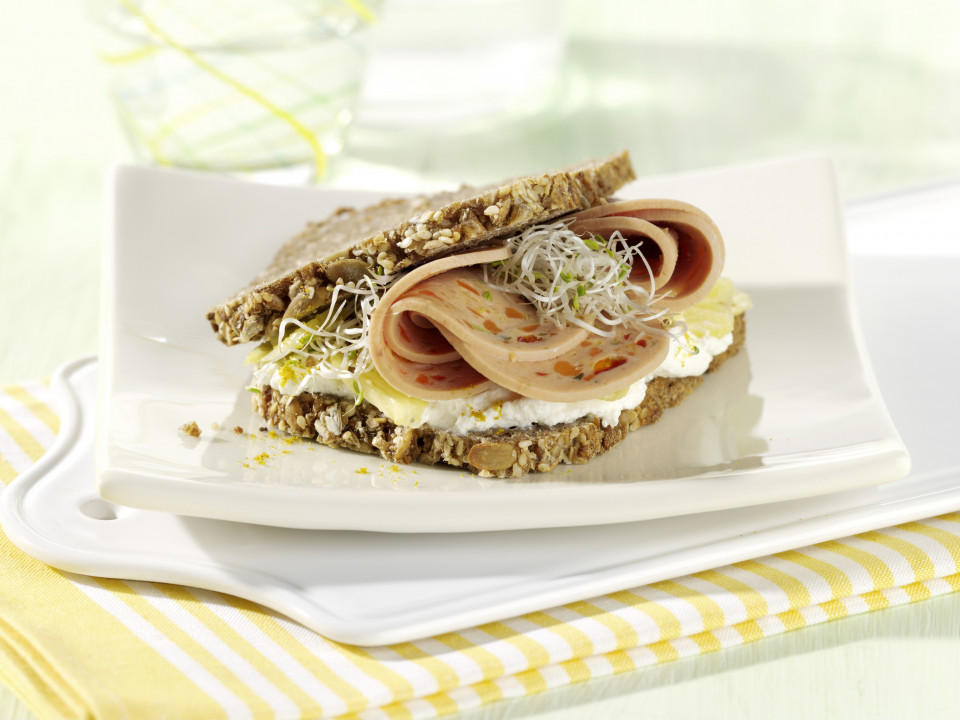 Bio Sprossen-Sandwich mit Putenwurst