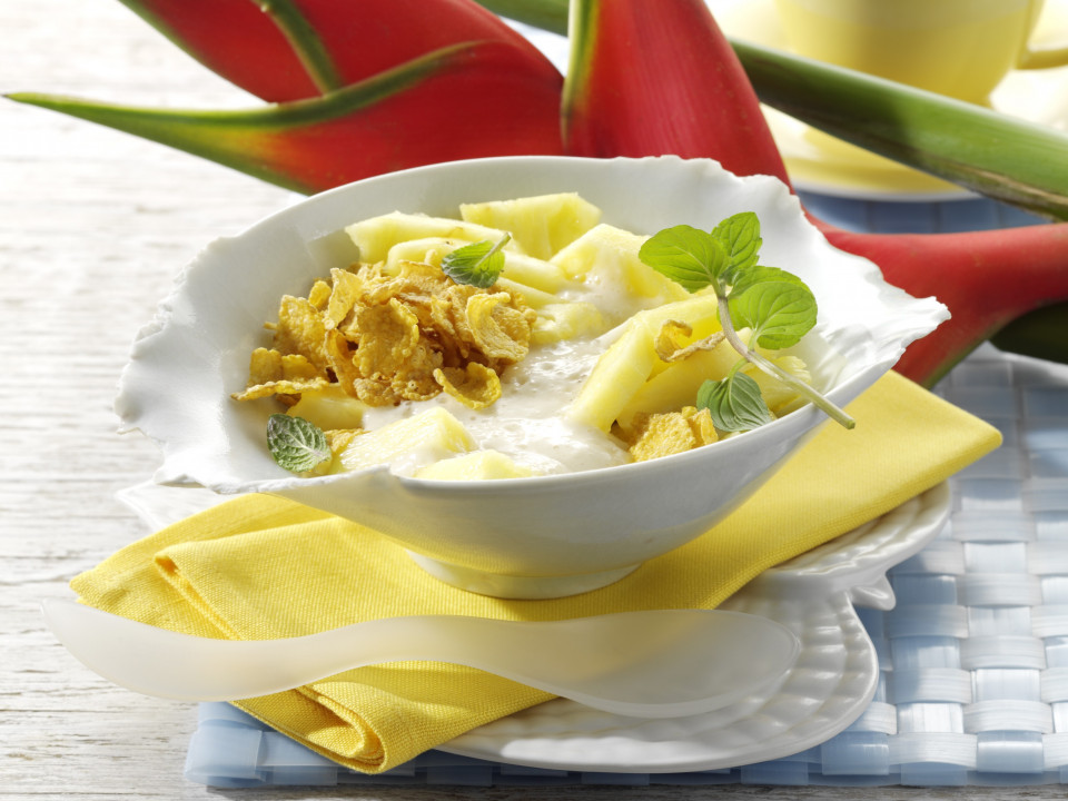 Bio Cornflakes mit Bananen-Zimt-Milch und Ananas