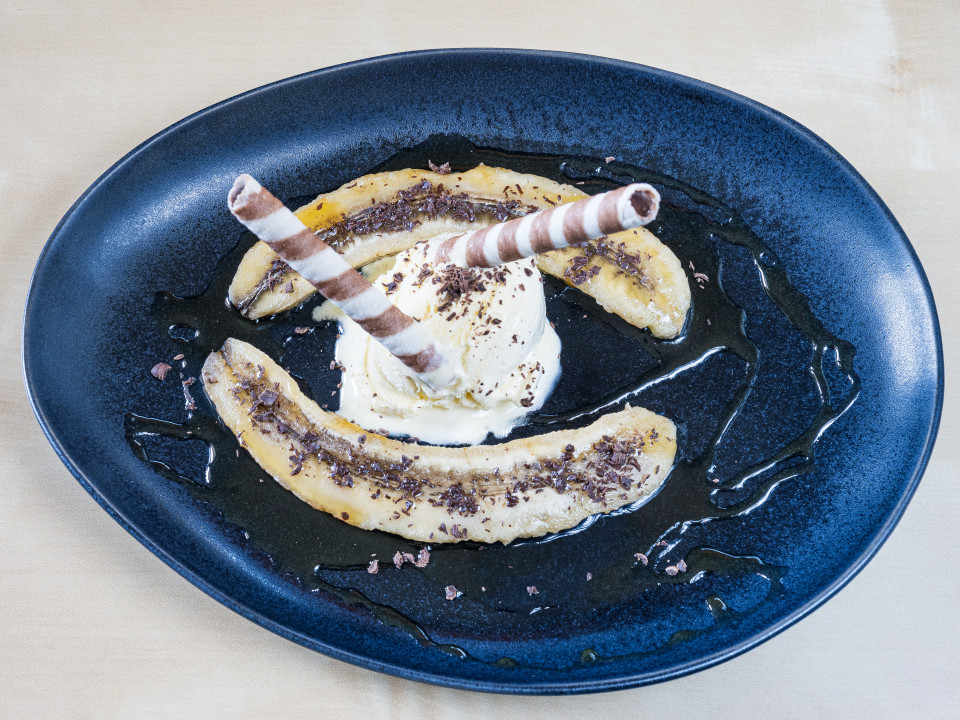 Bio Gegrillte Banane mit Vanilleeis im Holzkohle-Kugelgrill