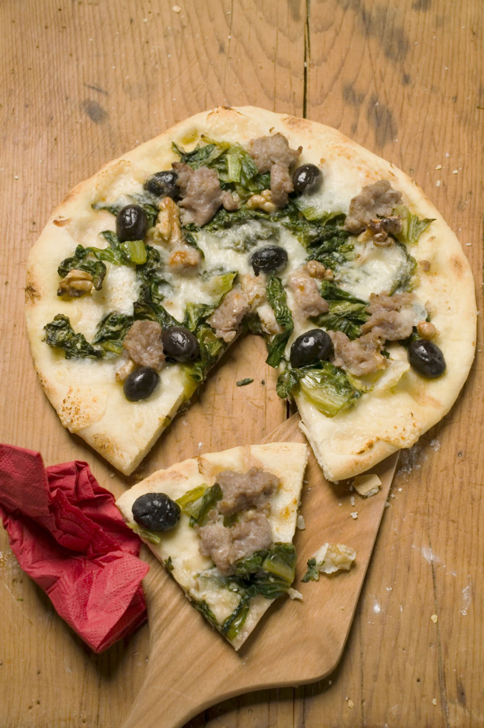 Bio Pizza Tonno mit Mangold und Oliven