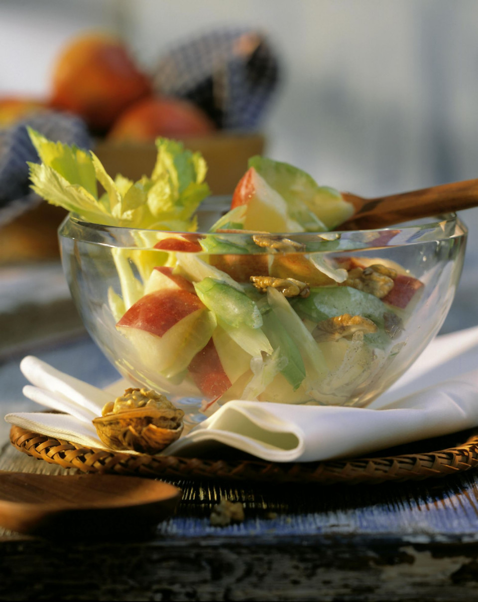 Bio Salat mit Apfel, Walnüssen und Sellerie