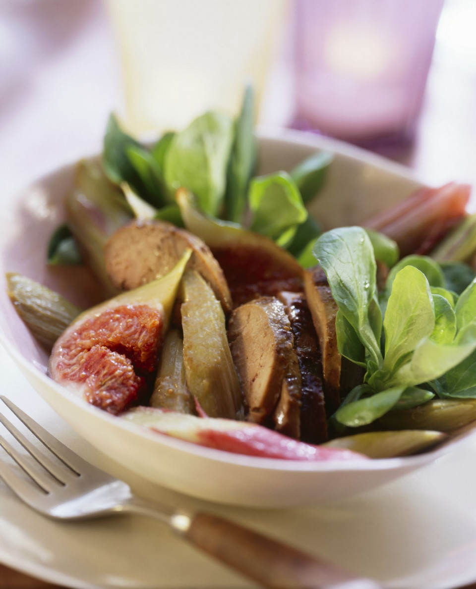 Salat aus Rapunzel, Entenleber, Feigen und Rhabarber