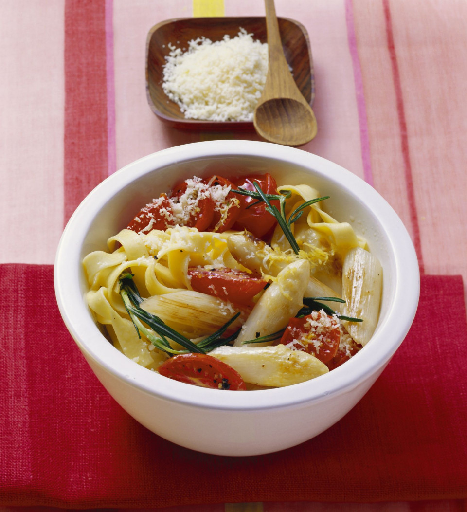 Bio Pasta mit Spargel und Tomaten