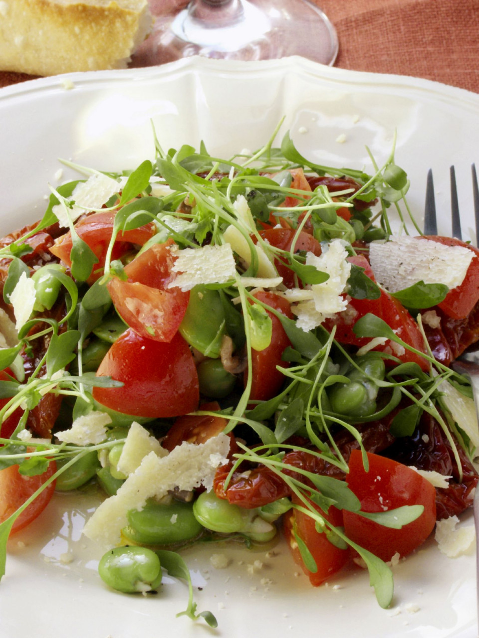Bio Kresse-Tomaten-Salat mit Saubohnen und Parmesan