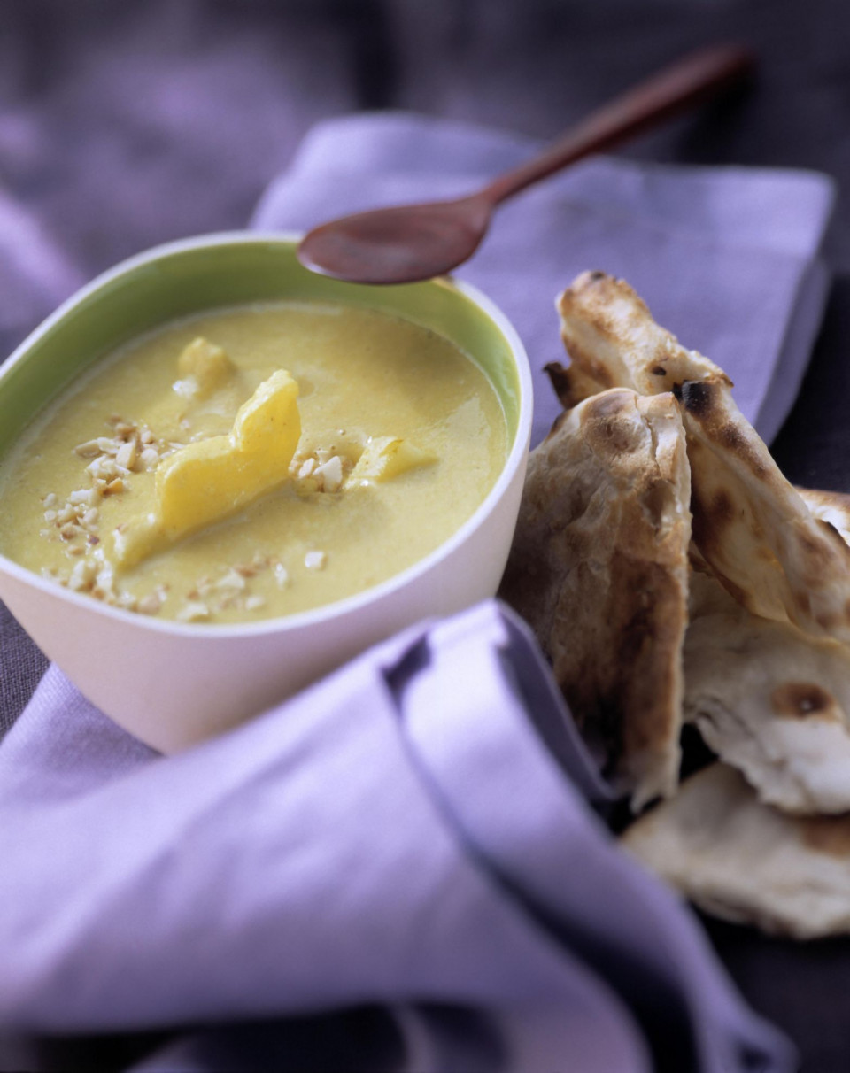 Bio Currysuppe mit Ananas und Fladenbrot aus Indien