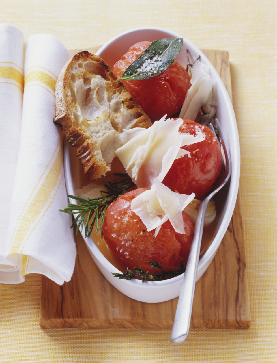 Bio Geschmorte Tomaten mit Röstbrot und Käse