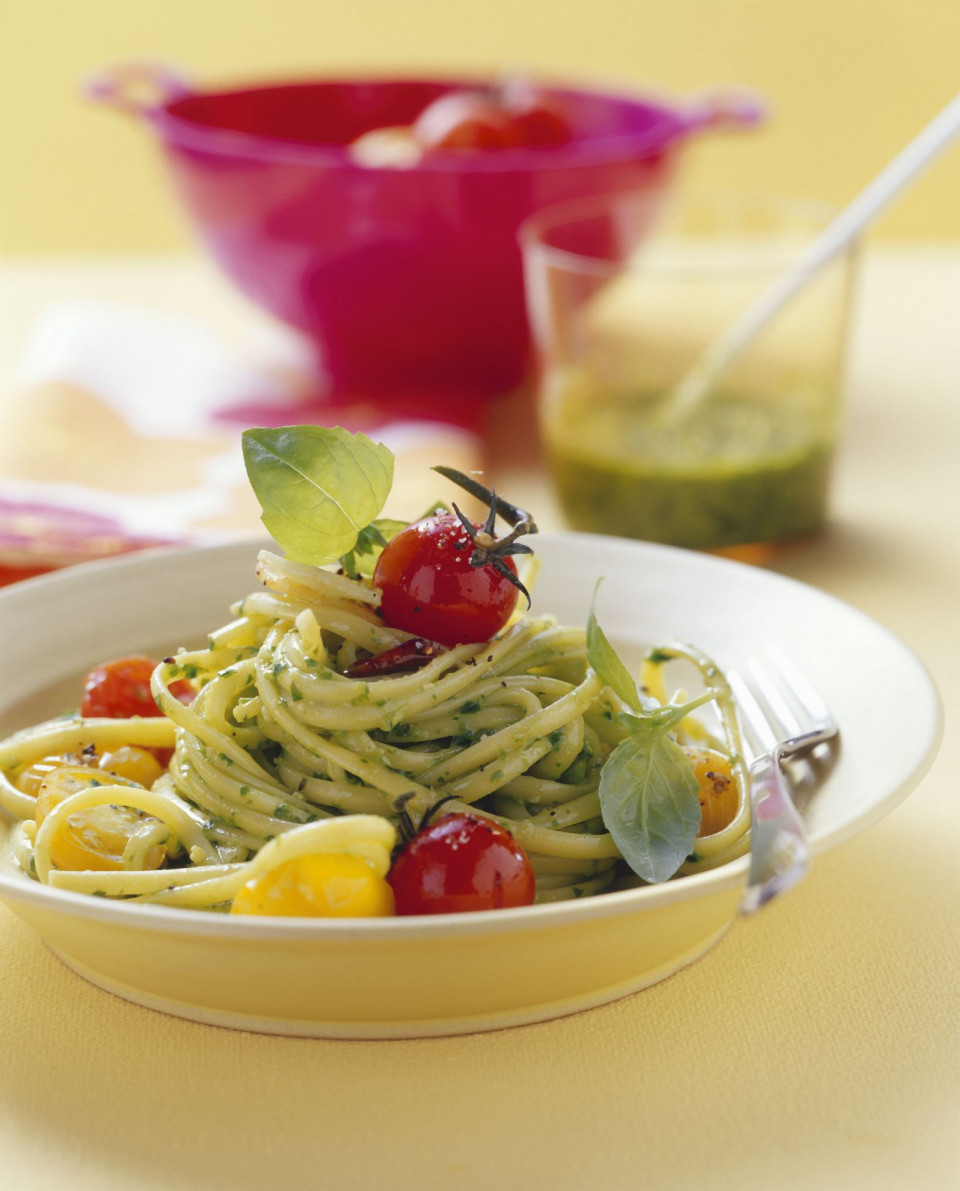 Bio Pasta mit Salat-Pesto und Cherrytomaten