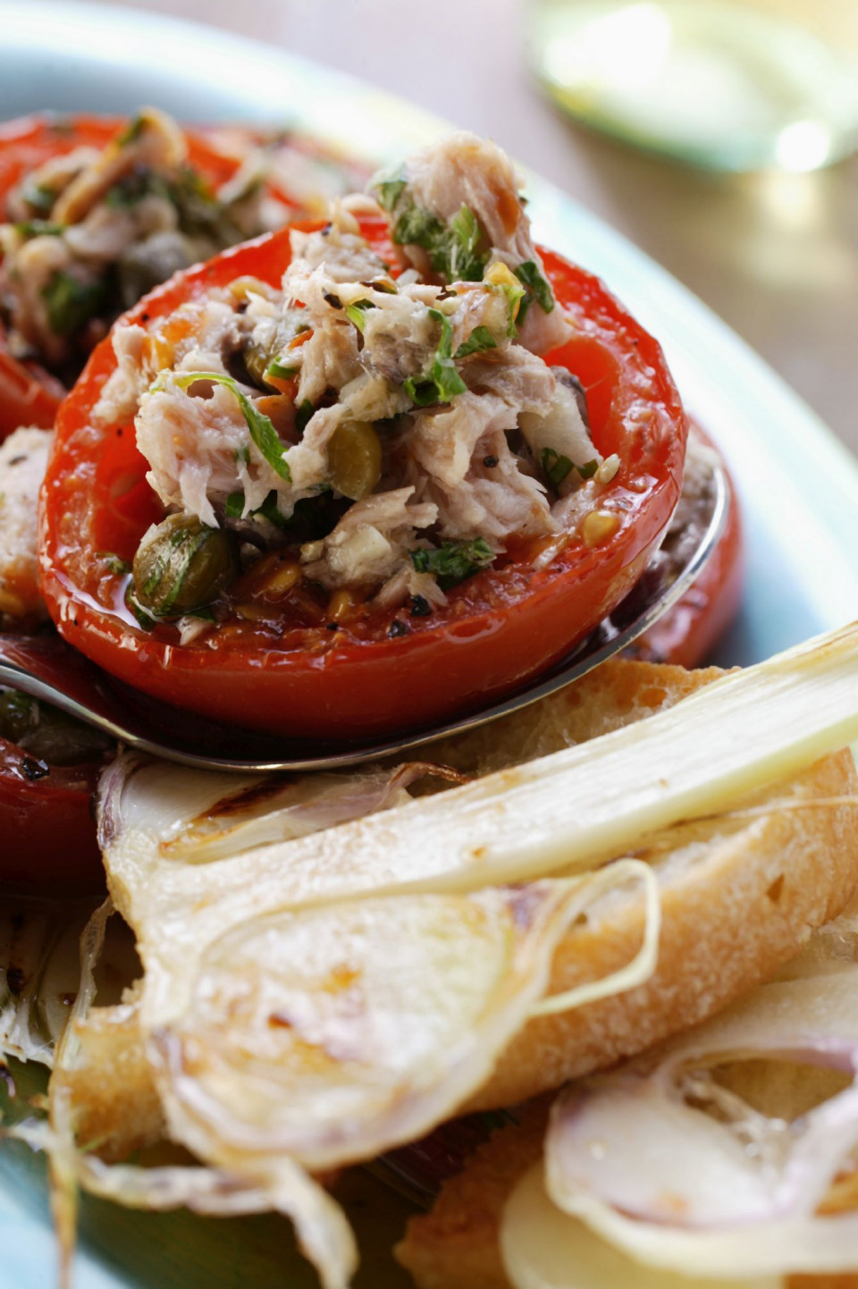 Bio Tomaten mit Thunfisch-Kapern-Füllung und Knoblauchbrot