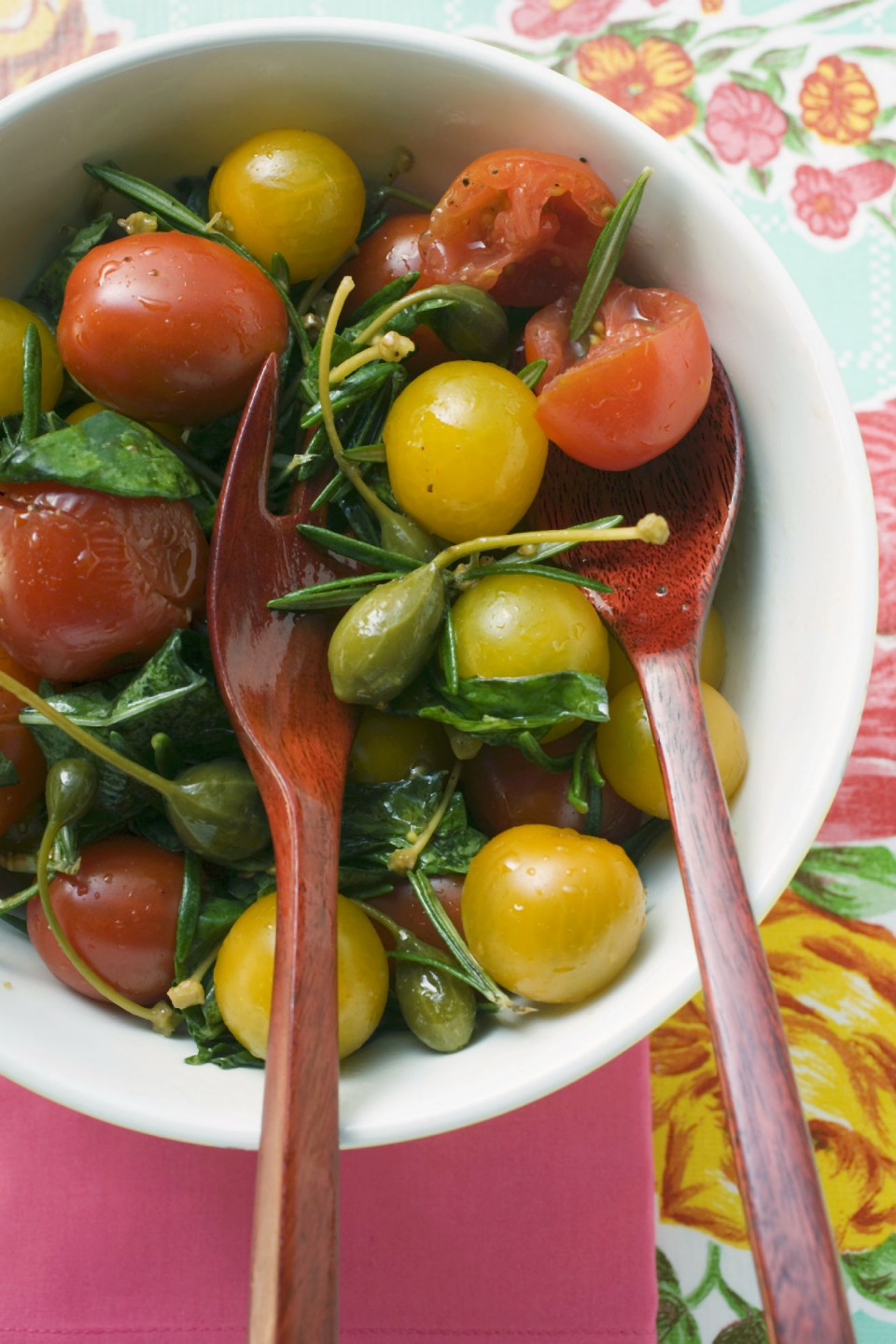 Bio Tomaten-Kapern-Salat mit Kräutern