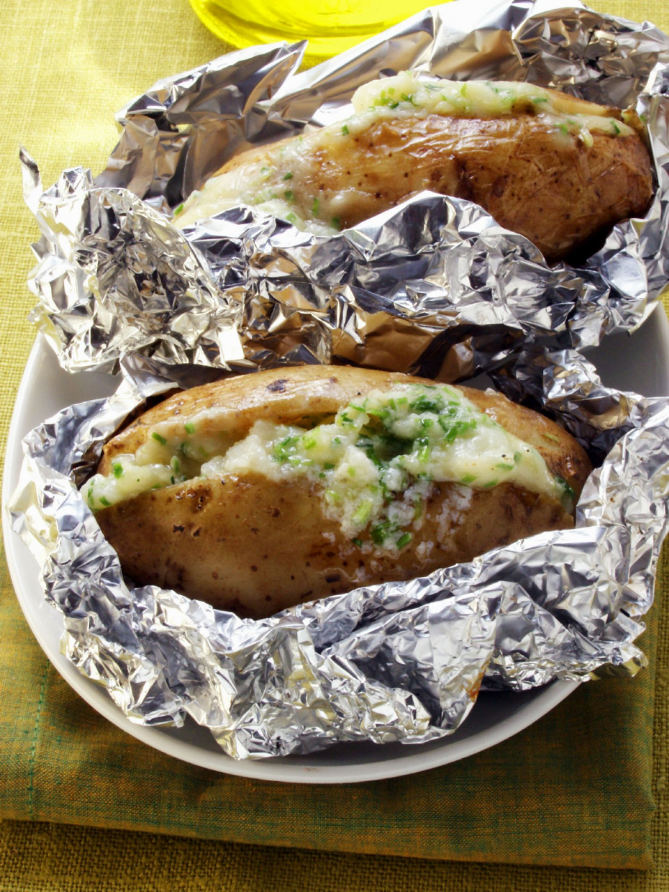 Bio Ofenkartoffeln mit Kräuterfrischkäse gefüllt