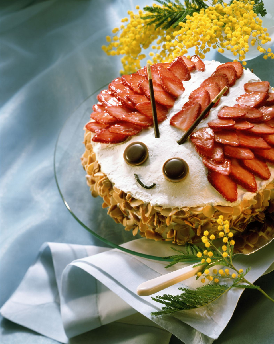Bio Maikäfer-Torte mit Erdbeeren und Marzipan