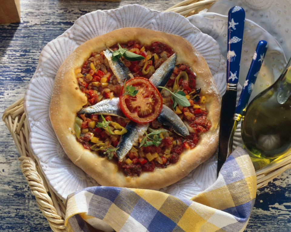 Bio Pizza mit Sardinen und Tomaten