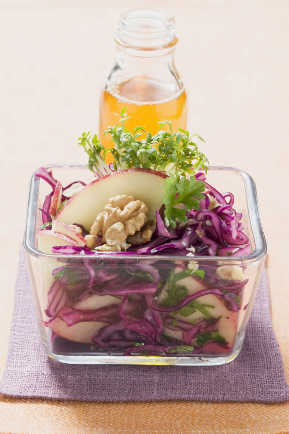 Bio Rotkohl-Apfel-Salat mit Walnüssen