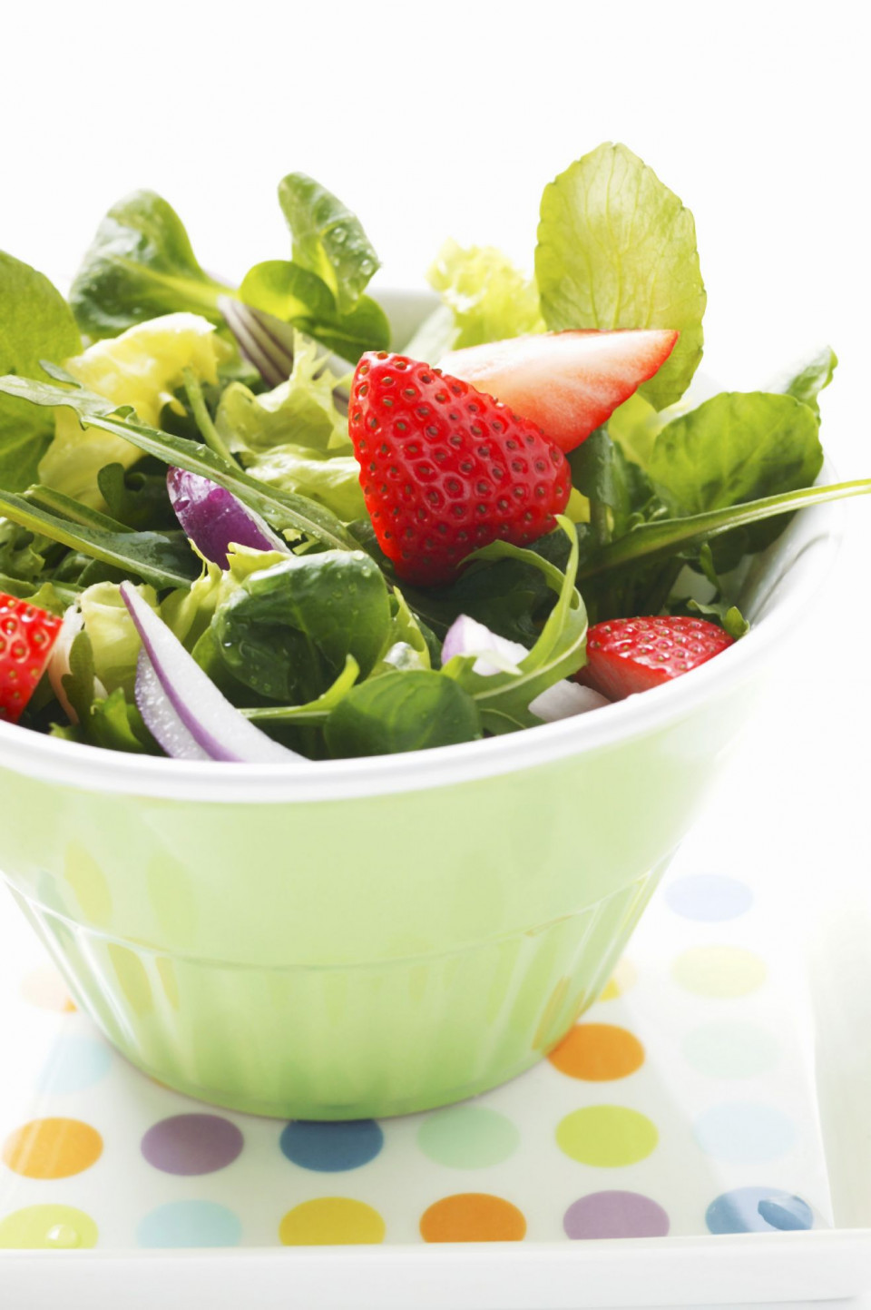 Bio Frühlingshafter Salat mit Erdbeeren und Zwiebeln