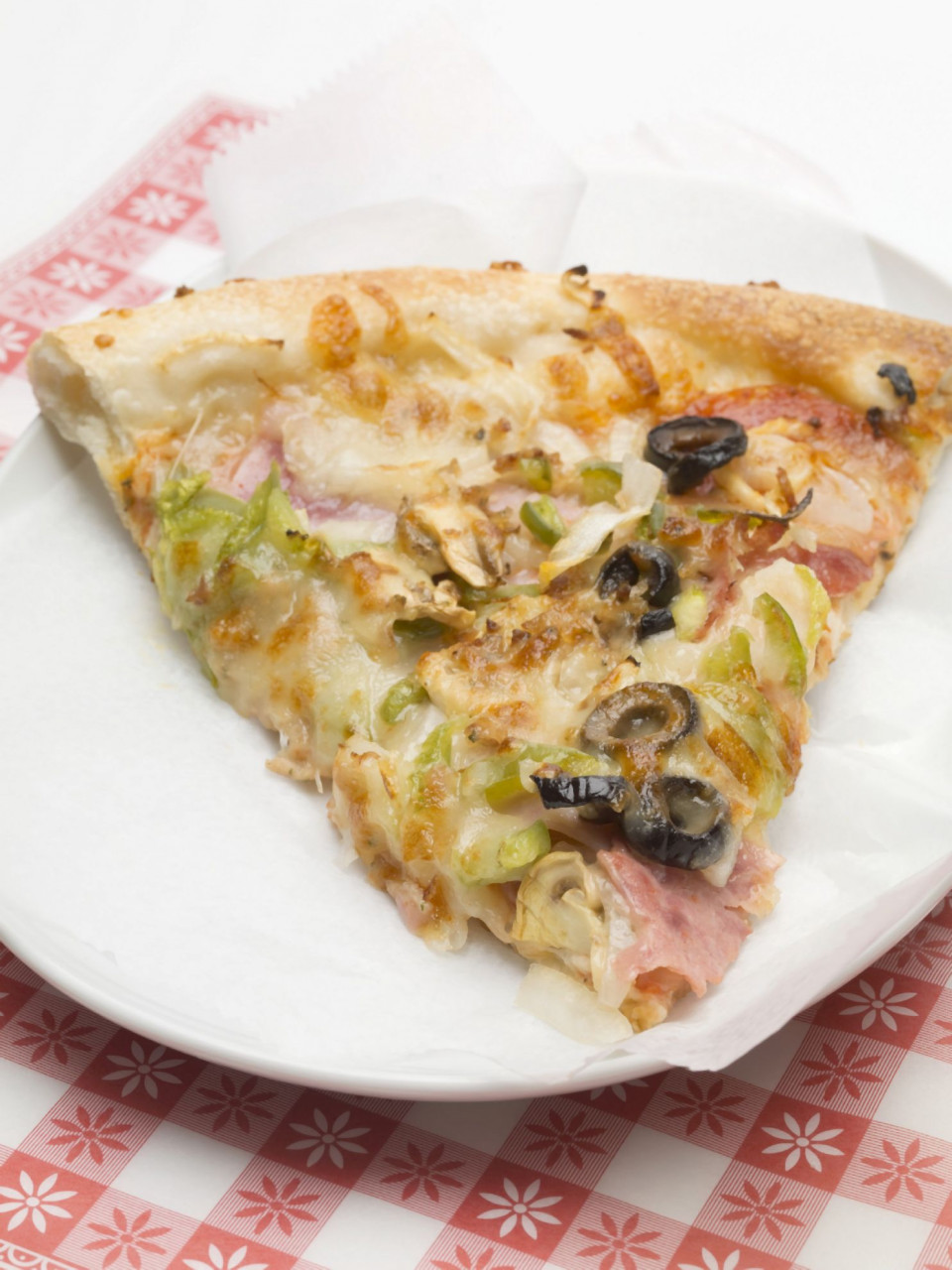 Bio Schinken-Pizza mit Oliven und Paprika