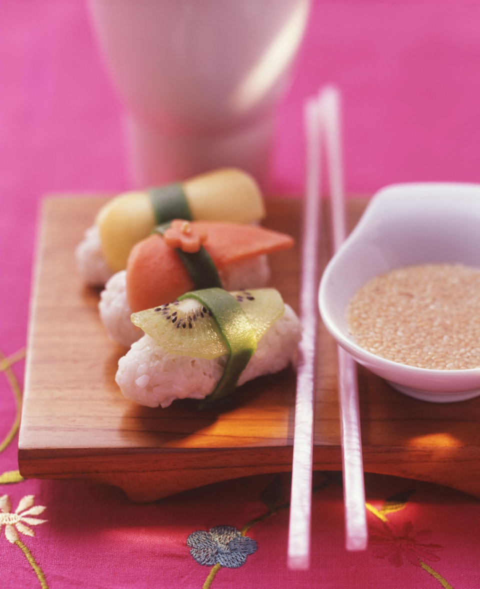 Bio Obst-Sushi mit Honigdip