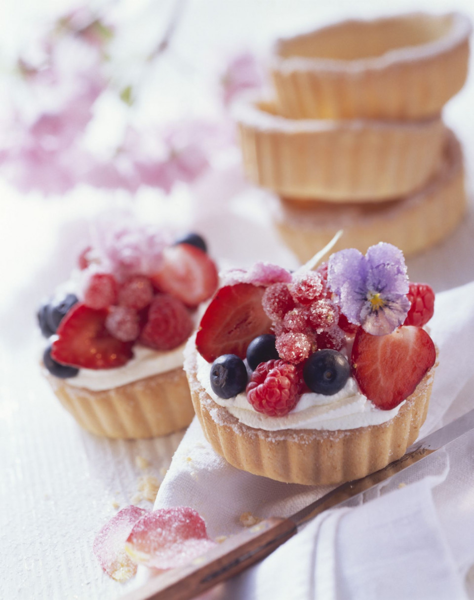 Bio Beeren-Tarteletts mit Essblüten