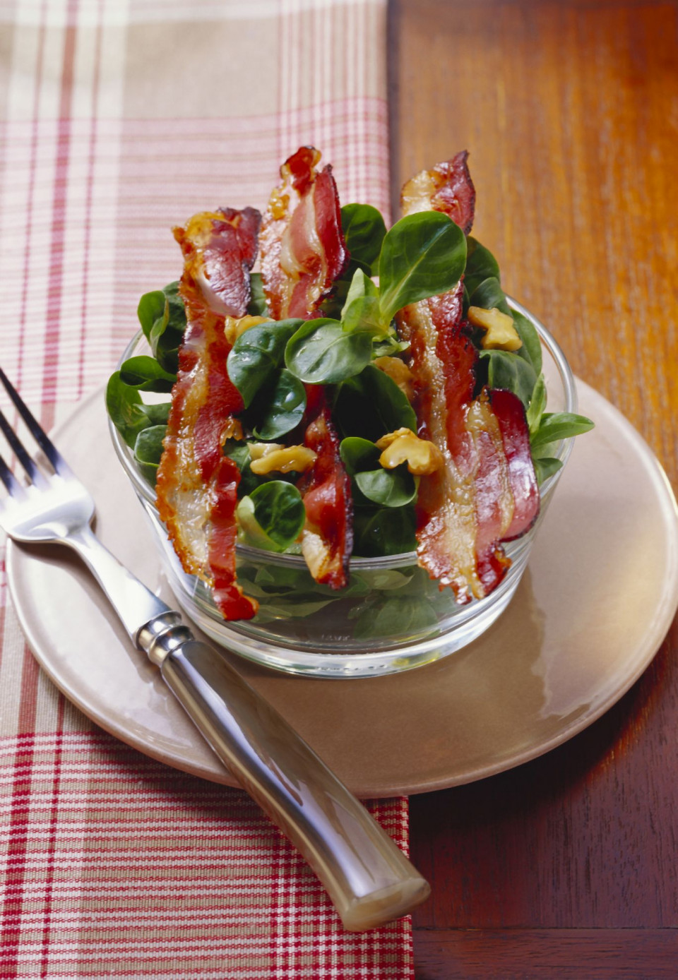 Bio Feldsalat mit Bacon und Nüssen