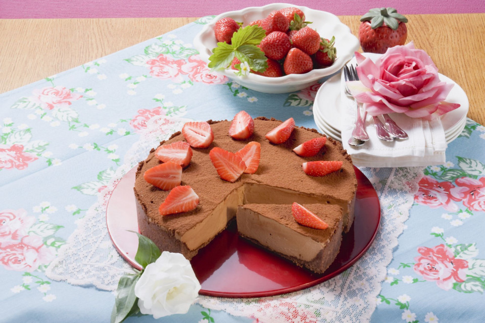 Bio Schokoladenkuchen mit Erdbeeren