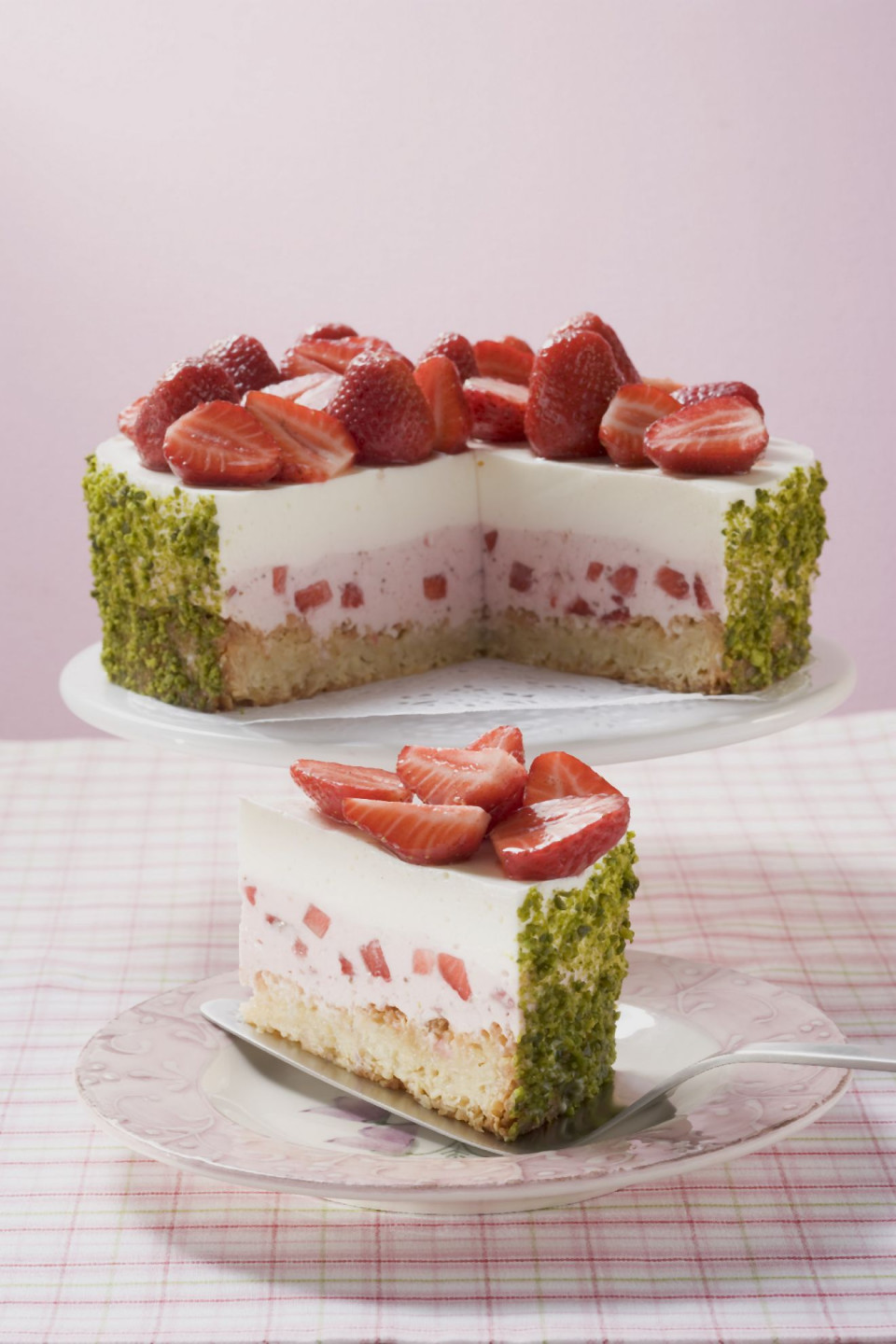 Bio Joghurt-Erdbeer-Torte mit Pistazienmantel