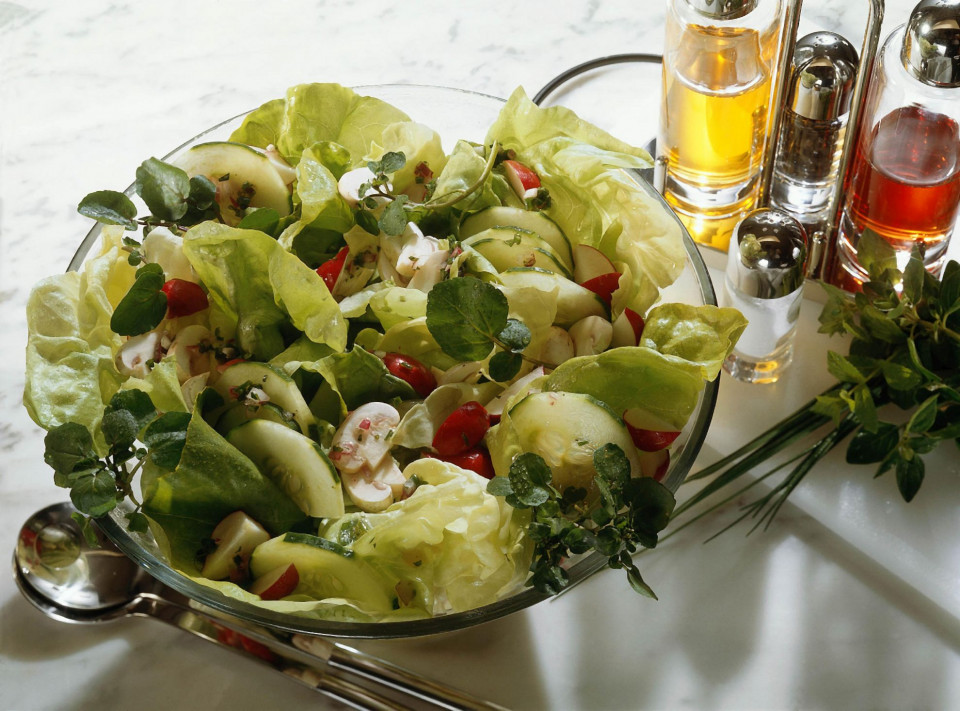 Bio Salat mit Gemüse und Champignons