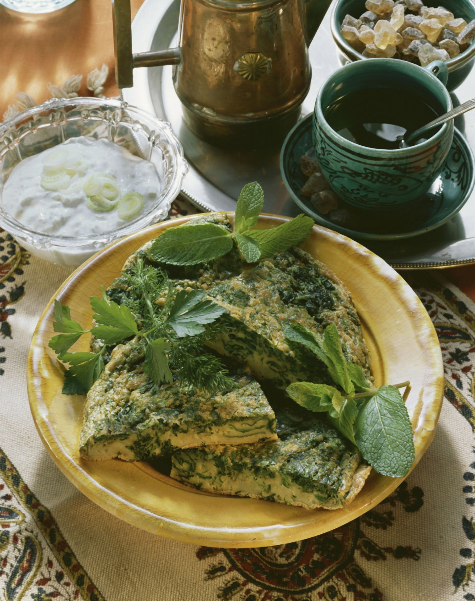 Omelett auf arabische Art mit Kräutern und Joghurtsoße
