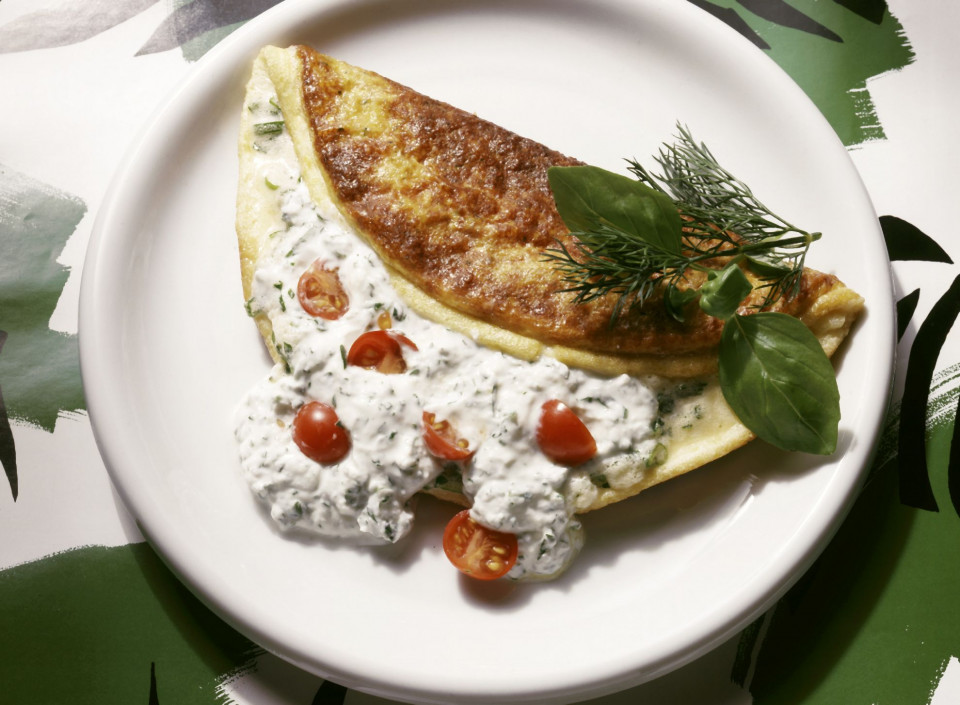 Bio Gefülltes Omelett mit Kräuterquark und Cherrytomaten
