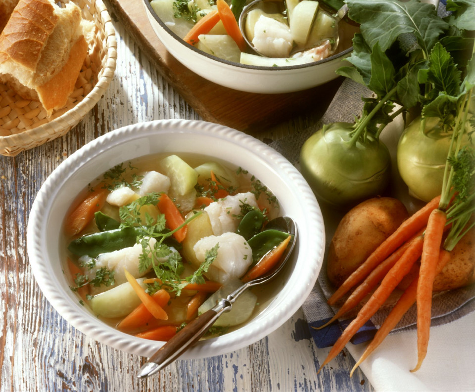 Bio Fischsuppe mit jungem Gemüse und Kerbel
