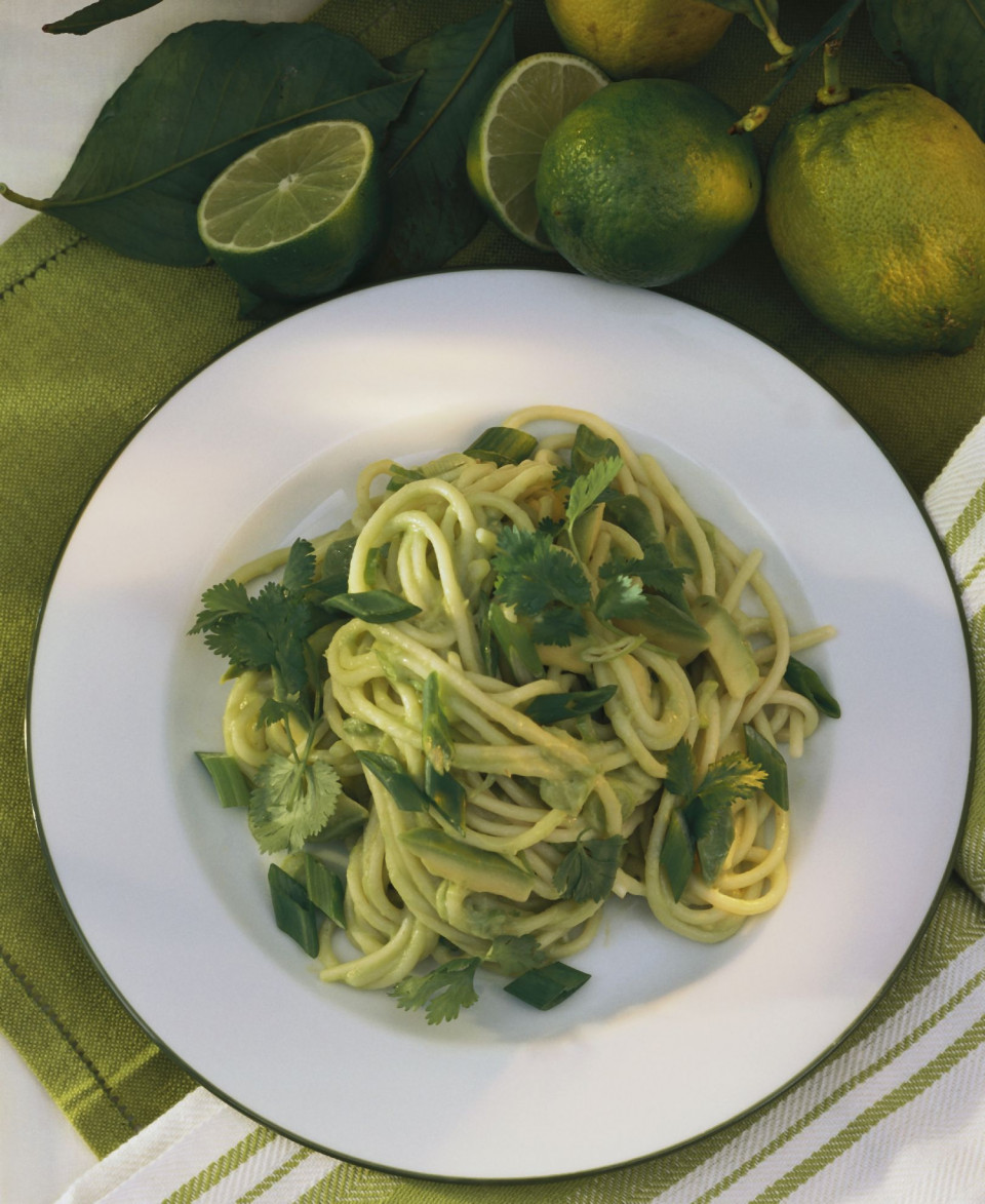 Bio Spaghetti in Avocadosoße mit Limette und Koriander