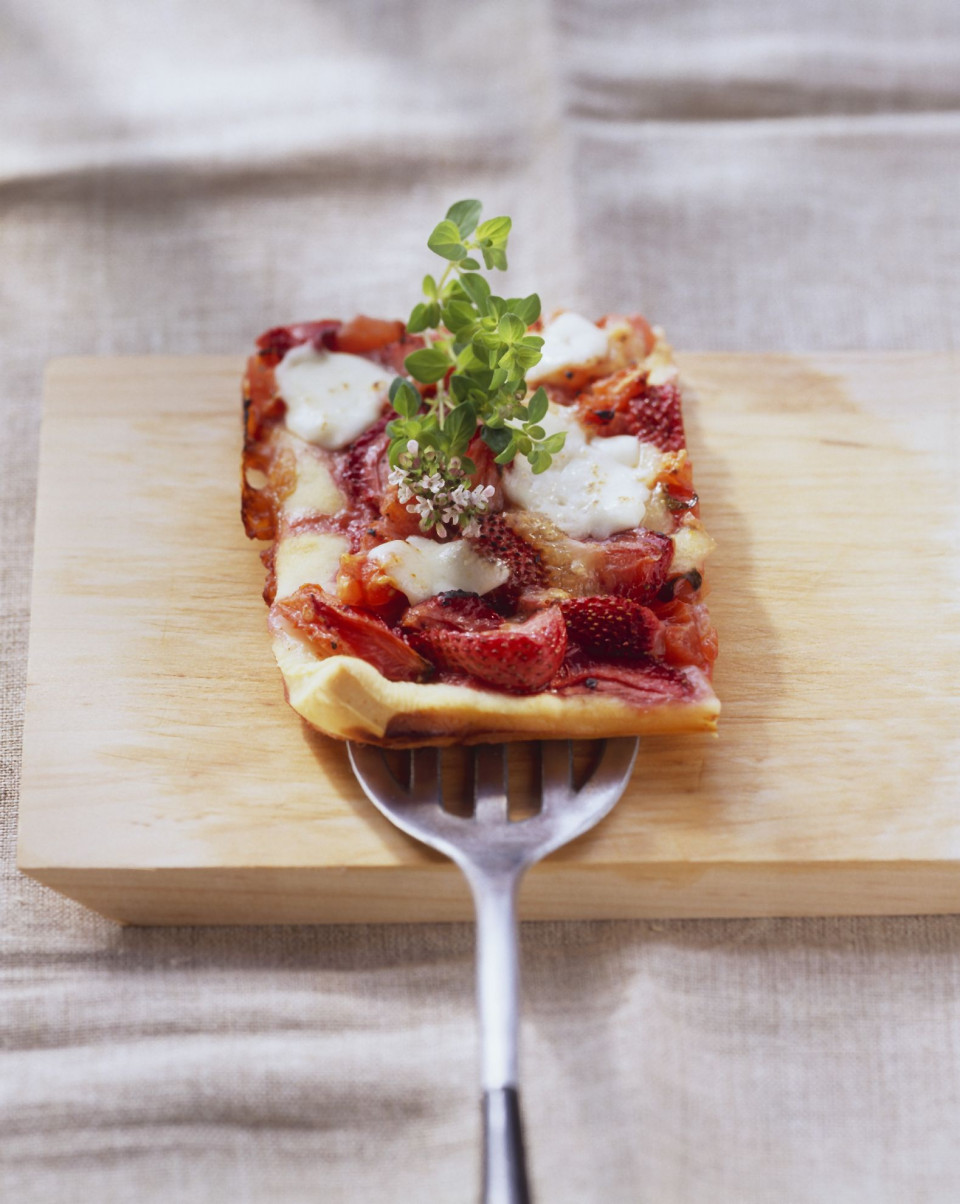 Bio Tomaten-Mozzarella-Pizza mit Erdbeeren