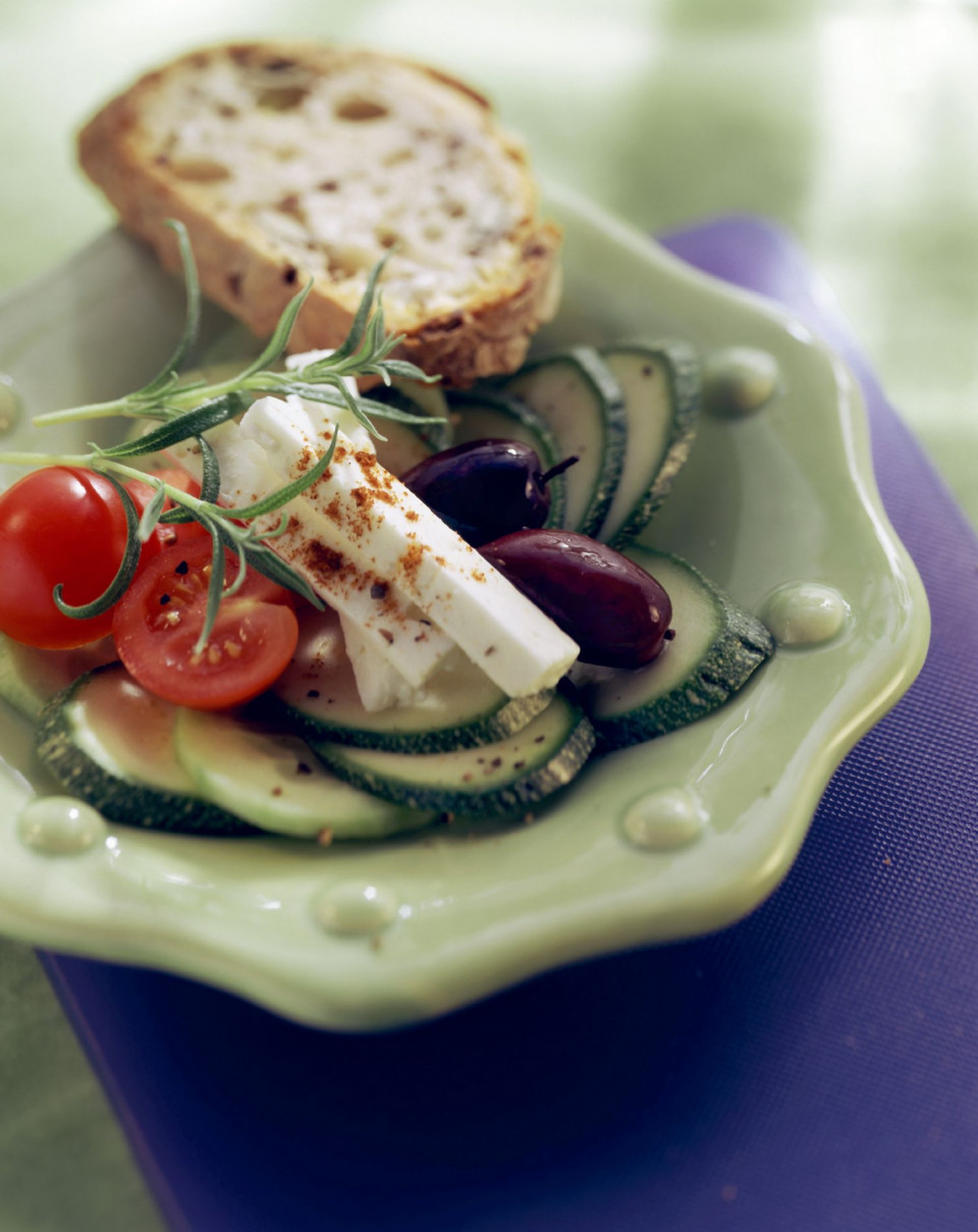 Bio Gurken und Tomaten mit Feta, Weißbrot und Oliven