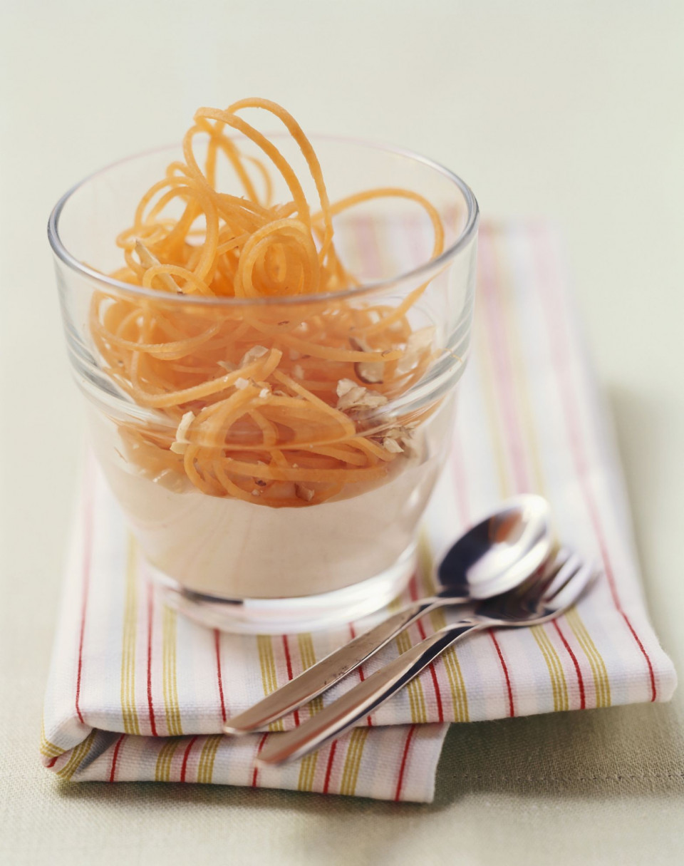 Bio Möhrenspaghetti mit Joghurt und Nüssen