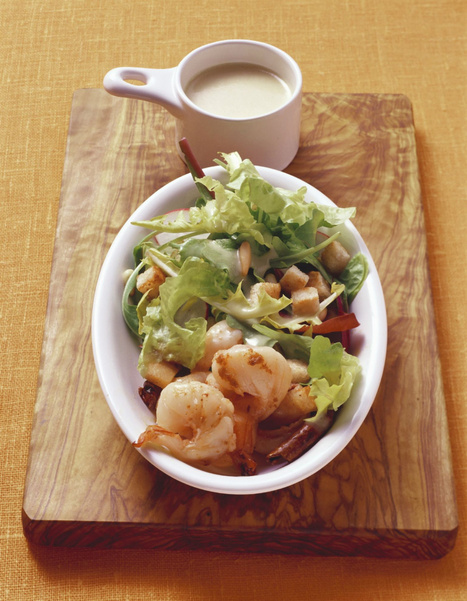 Bio Salat mit Shrimps, Croûtons und Vinaigrette