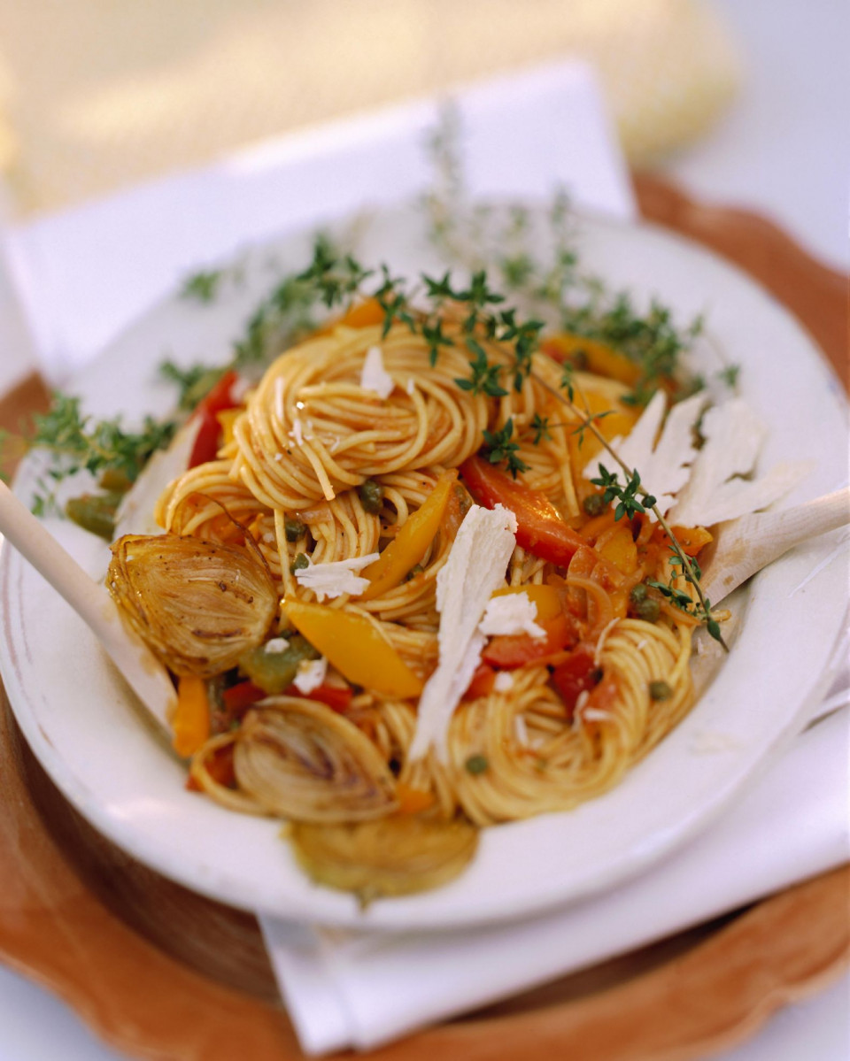 Bio Spaghetti mit sizilianischem Gemüseragout & Pecorinospänen