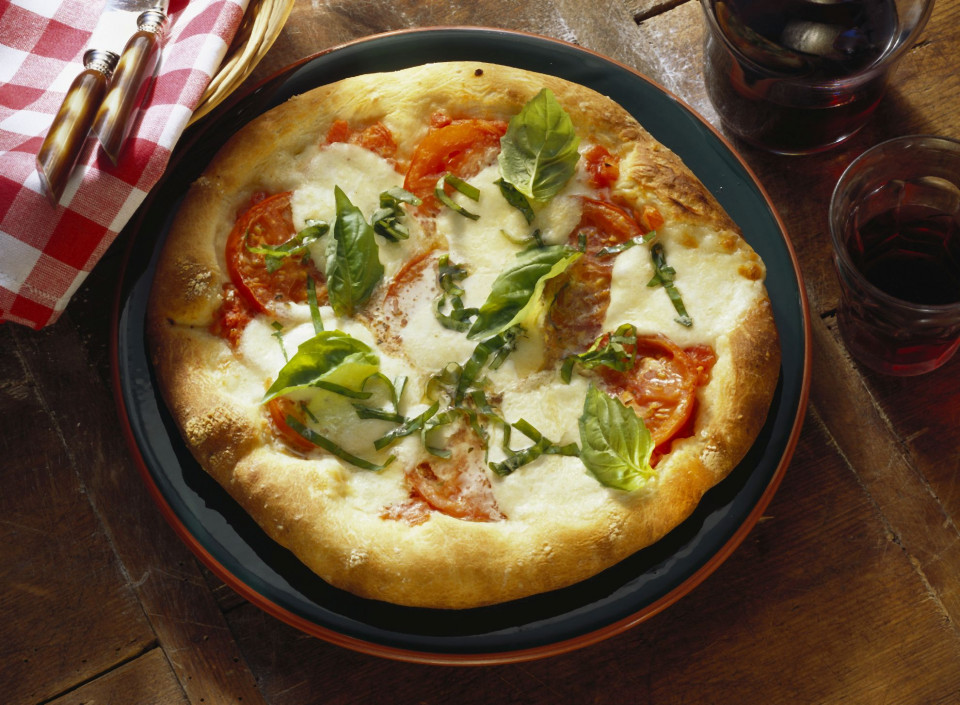 Bio Pizza mit Tomaten und Mozzarella