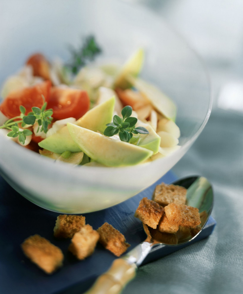 Bio Avocado-Spargel-Salat mit Croûtons, Tomaten und Thymian