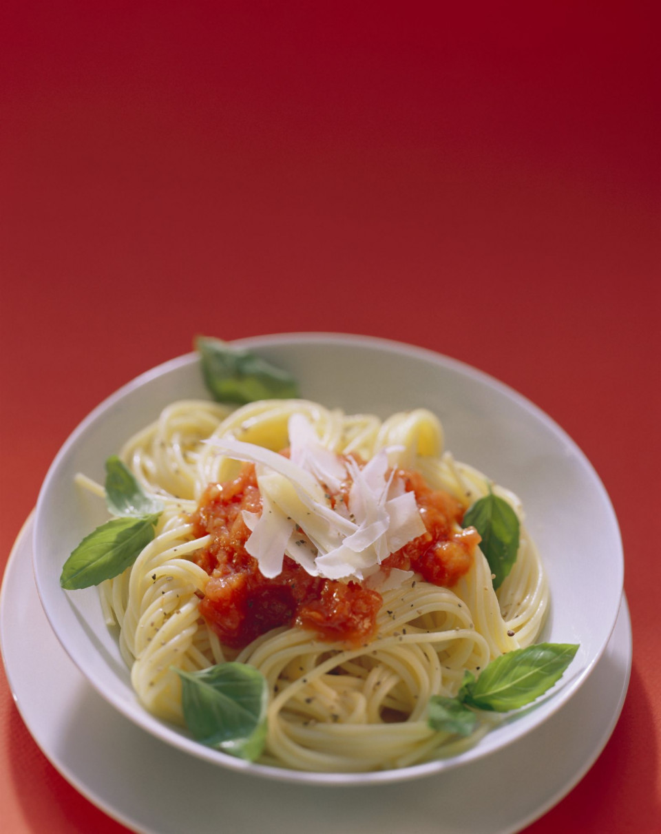 Bio Pasta mit Tomatensauce, Parmesan und Basilikum