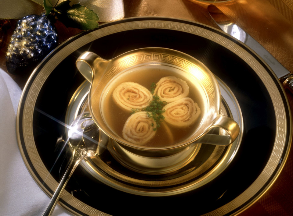 Bio Klare Suppe mit Schinkenpfannkuchen
