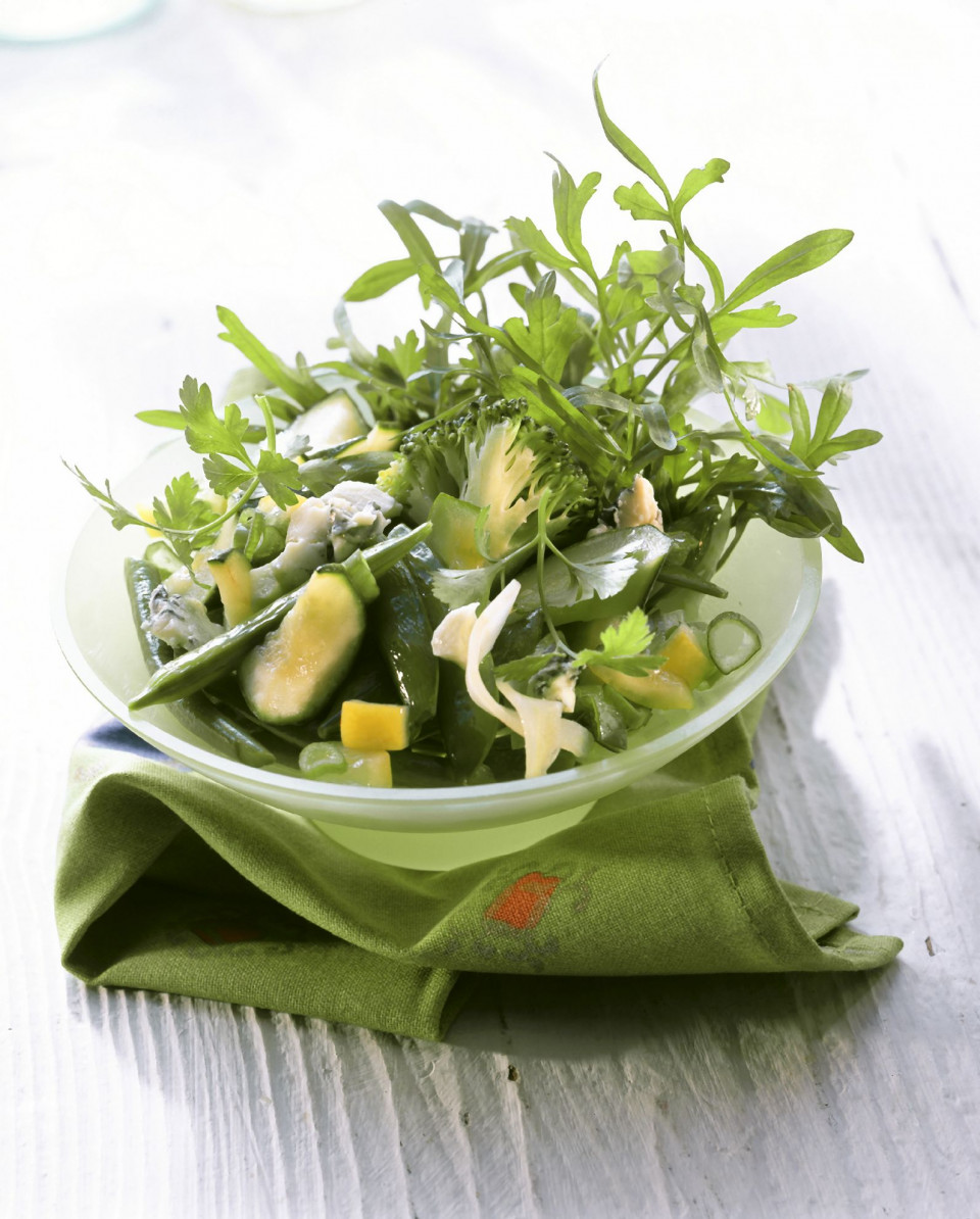 Bio Grüner Wintersalat mit Brokkoli, Zucchini und Rucola