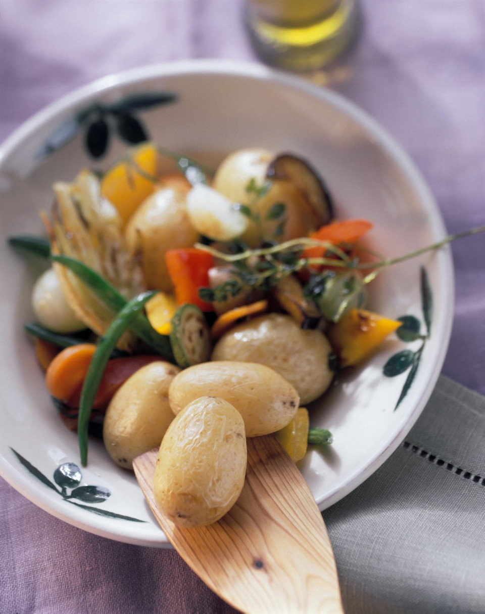 Bio Gebratene Kartoffeln und Gemüse auf italienische Art
