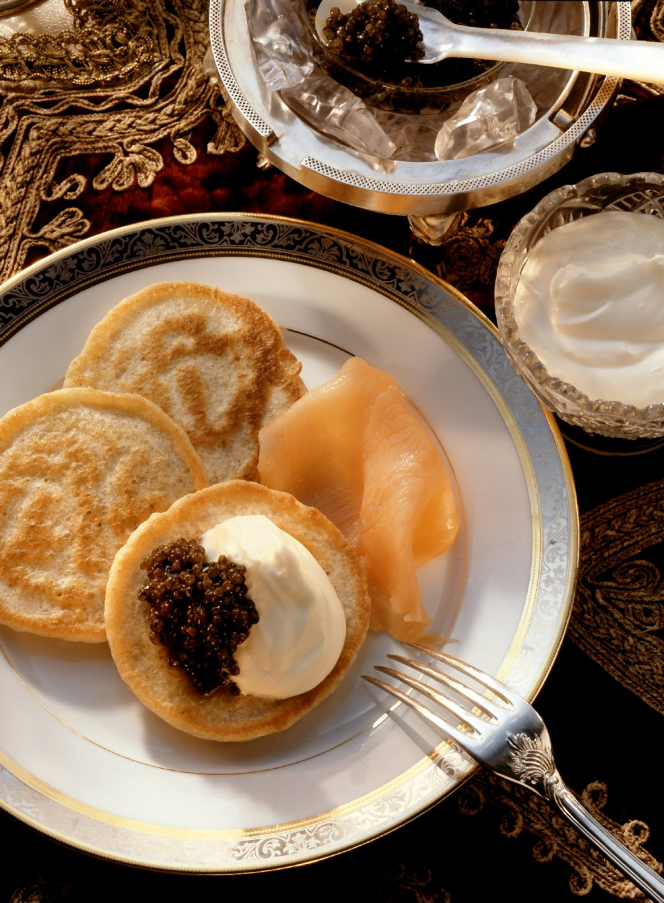 Bio Kleine russische Pfannkuchen mit geräuchertem Lachs und Schmand