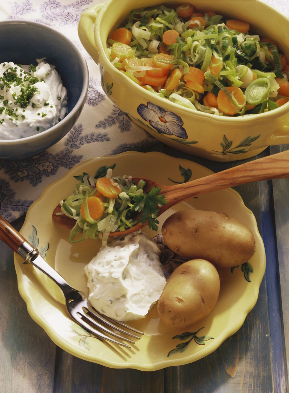 Bio Gekochte Kartoffeln mit Quark und Möhren-Porree-Gemüse